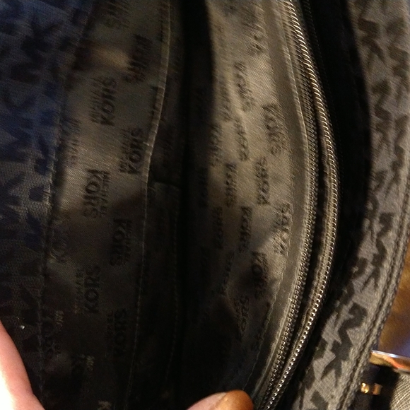 Two piece Michael kors tote with matching wristlet. - Picture 12 of 16